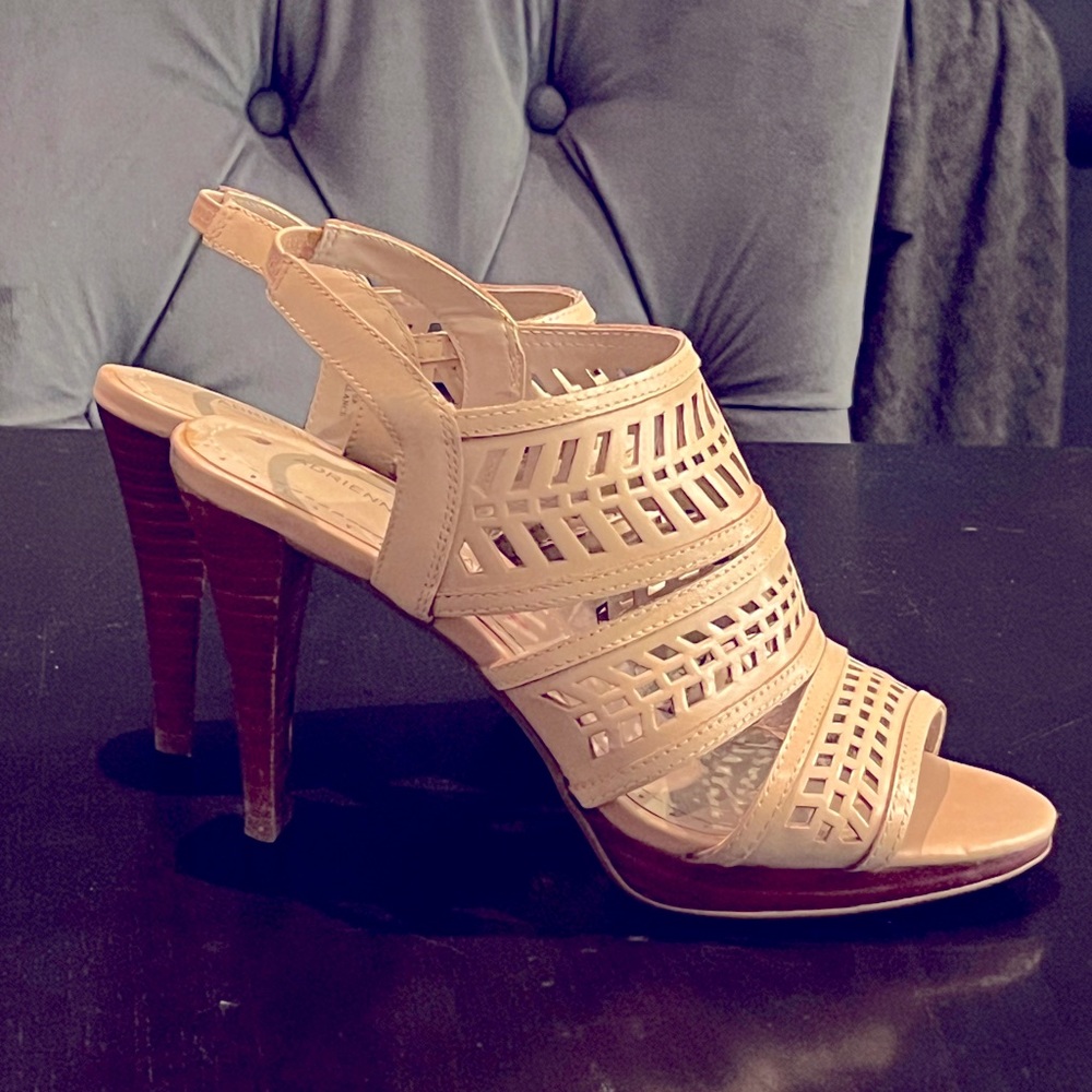 Adrienne Vittadini neutral tan cutout pattern platform heels. #stapledressshoe